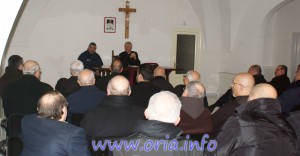 Vescovo Frangnelli mentre annuncia la nomina di mons. Pisanello a San Cosimo - Oria (BR)